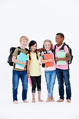 포토 JPG 스튜디오촬영 전신 서양인 여자 교육 남자 어린이라이프 어린이 흑인 어깨동무 책가방 실내 서기 웃음 들기 동양인 여러명 앞모습 책 친구 글로벌 국내포토 외국인 라이프스타일 뷰포인트 포즈 다수 가방 관계 모션 표정 사람 인종 내부 파일형식