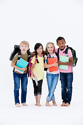 포토 JPG 스튜디오촬영 전신 서양인 여자 교육 남자 어린이라이프 어린이 흑인 어깨동무 책가방 실내 서기 웃음 들기 동양인 여러명 앞모습 책 친구 글로벌 국내포토 외국인 라이프스타일 뷰포인트 포즈 다수 가방 관계 모션 표정 사람 인종 내부 파일형식