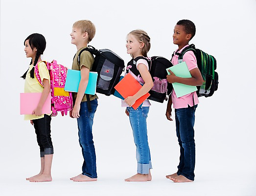 포토 JPG 스튜디오촬영 전신 서양인 여자 교육 남자 어린이라이프 어린이 흑인 책가방 실내 서기 웃음 들기 동양인 여러명 옆모습 책 친구 글로벌 국내포토 외국인 라이프스타일 뷰포인트 다수 가방 관계 모션 표정 사람 인종 내부 파일형식