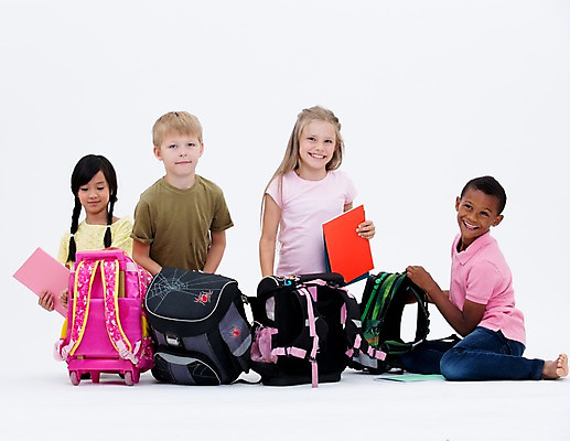 포토 JPG 스튜디오촬영 전신 서양인 여자 교육 남자 어린이라이프 어린이 흑인 책가방 실내 웃음 들기 앉기 동양인 여러명 앞모습 책 친구 글로벌 국내포토 외국인 라이프스타일 뷰포인트 다수 가방 관계 모션 표정 사람 인종 내부 파일형식