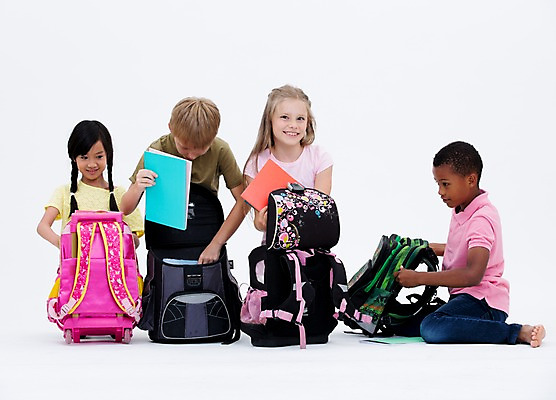 포토 JPG 스튜디오촬영 전신 서양인 여자 교육 남자 어린이라이프 어린이 흑인 책가방 실내 웃음 들기 앉기 동양인 여러명 앞모습 책 친구 글로벌 국내포토 외국인 라이프스타일 뷰포인트 다수 가방 관계 모션 표정 사람 인종 내부 파일형식