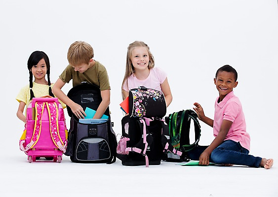 포토 JPG 스튜디오촬영 전신 서양인 여자 교육 남자 어린이라이프 어린이 흑인 책가방 실내 웃음 앉기 동양인 여러명 앞모습 친구 글로벌 국내포토 외국인 라이프스타일 뷰포인트 다수 가방 관계 모션 표정 사람 인종 내부 파일형식