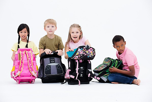 포토 JPG 스튜디오촬영 전신 서양인 여자 교육 남자 어린이라이프 어린이 흑인 책가방 실내 웃음 앉기 동양인 여러명 앞모습 친구 글로벌 국내포토 외국인 라이프스타일 뷰포인트 다수 가방 관계 모션 표정 사람 인종 내부 파일형식