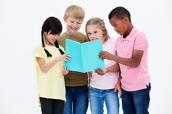 포토 JPG 스튜디오촬영 서양인 여자 교육 남자 어린이라이프 어린이 흑인 실내 서기 웃음 동양인 여러명 상반신 앞모습 책 친구 글로벌 독서 국내포토 외국인 라이프스타일 뷰포인트 다수 관계 모션 표정 사람 인종 내부 파일형식