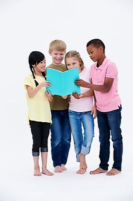 포토 JPG 스튜디오촬영 전신 서양인 여자 교육 남자 어린이라이프 어린이 흑인 실내 서기 웃음 동양인 여러명 앞모습 책 친구 글로벌 독서 국내포토 외국인 라이프스타일 뷰포인트 다수 관계 모션 표정 사람 인종 내부 파일형식