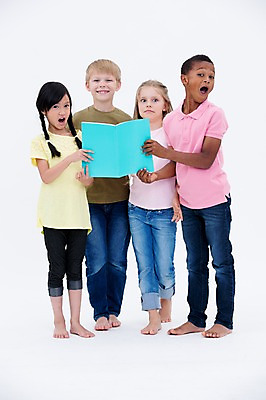 포토 JPG 스튜디오촬영 전신 서양인 여자 교육 남자 어린이라이프 어린이 흑인 실내 서기 웃음 들기 동양인 여러명 앞모습 책 친구 글로벌 독서 국내포토 외국인 라이프스타일 뷰포인트 다수 관계 모션 표정 사람 인종 내부 파일형식