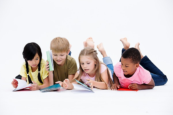 포토 JPG 스튜디오촬영 서양인 여자 교육 남자 어린이라이프 어린이 엎드리기 흑인 실내 동양인 여러명 앞모습 책 친구 글로벌 눕기 독서 국내포토 외국인 라이프스타일 뷰포인트 다수 관계 모션 사람 인종 내부 파일형식