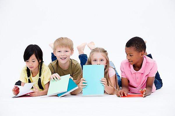 포토 JPG 스튜디오촬영 서양인 여자 교육 남자 어린이라이프 어린이 엎드리기 흑인 실내 웃음 동양인 여러명 앞모습 책 친구 글로벌 눕기 독서 국내포토 외국인 라이프스타일 뷰포인트 다수 관계 모션 표정 사람 인종 내부 파일형식