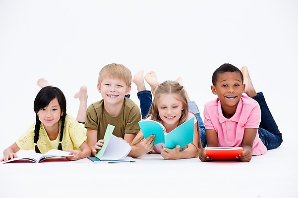 포토 JPG 스튜디오촬영 서양인 여자 교육 남자 어린이라이프 어린이 엎드리기 흑인 실내 웃음 동양인 여러명 앞모습 책 친구 글로벌 눕기 독서 국내포토 외국인 라이프스타일 뷰포인트 다수 관계 모션 표정 사람 인종 내부 파일형식