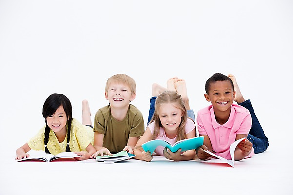 포토 JPG 스튜디오촬영 서양인 여자 교육 남자 어린이라이프 어린이 엎드리기 흑인 실내 웃음 동양인 여러명 앞모습 책 친구 글로벌 눕기 독서 국내포토 외국인 라이프스타일 뷰포인트 다수 관계 모션 표정 사람 인종 내부 파일형식