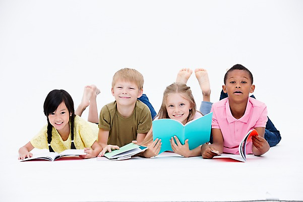 포토 JPG 스튜디오촬영 서양인 여자 교육 남자 어린이라이프 어린이 엎드리기 흑인 실내 웃음 동양인 여러명 앞모습 책 친구 글로벌 눕기 독서 국내포토 외국인 라이프스타일 뷰포인트 다수 관계 모션 표정 사람 인종 내부 파일형식