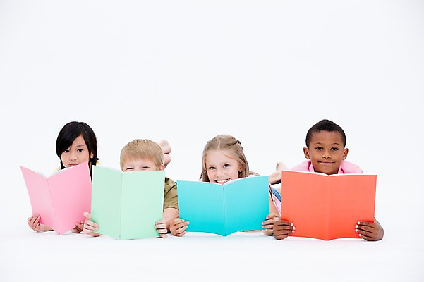 포토 JPG 스튜디오촬영 서양인 여자 교육 남자 어린이라이프 어린이 엎드리기 흑인 실내 웃음 동양인 여러명 앞모습 책 친구 글로벌 눕기 독서 국내포토 외국인 라이프스타일 뷰포인트 다수 관계 모션 표정 사람 인종 내부 파일형식