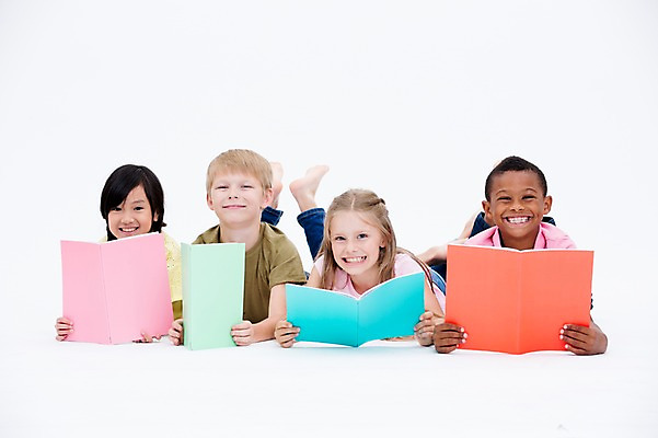 포토 JPG 스튜디오촬영 서양인 여자 교육 남자 어린이라이프 어린이 엎드리기 흑인 실내 웃음 동양인 여러명 앞모습 책 친구 글로벌 눕기 독서 국내포토 외국인 라이프스타일 뷰포인트 다수 관계 모션 표정 사람 인종 내부 파일형식