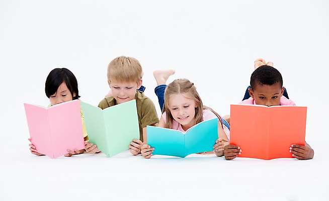 포토 JPG 스튜디오촬영 서양인 여자 교육 남자 어린이라이프 어린이 엎드리기 흑인 실내 동양인 여러명 앞모습 책 친구 글로벌 눕기 독서 국내포토 외국인 라이프스타일 뷰포인트 다수 관계 모션 사람 인종 내부 파일형식