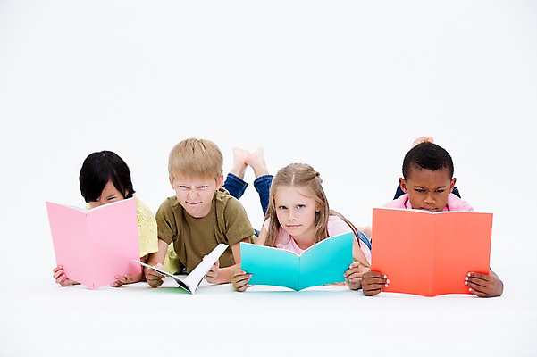 포토 JPG 스튜디오촬영 서양인 여자 교육 남자 어린이라이프 어린이 엎드리기 흑인 실내 동양인 여러명 앞모습 책 친구 글로벌 눕기 독서 국내포토 외국인 라이프스타일 뷰포인트 다수 관계 모션 사람 인종 내부 파일형식