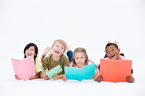 포토 JPG 스튜디오촬영 서양인 여자 교육 남자 어린이라이프 어린이 엎드리기 흑인 실내 표정 웃음 동양인 여러명 앞모습 책 친구 글로벌 눕기 독서 메롱 국내포토 외국인 라이프스타일 뷰포인트 다수 관계 모션 사람 인종 내부 파일형식