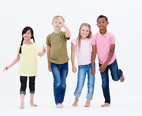 포토 JPG 스튜디오촬영 전신 서양인 여자 남자 어린이라이프 어린이 흑인 실내 서기 웃음 동양인 여러명 앞모습 친구 글로벌 국내포토 외국인 라이프스타일 뷰포인트 다수 관계 모션 표정 사람 인종 내부 파일형식