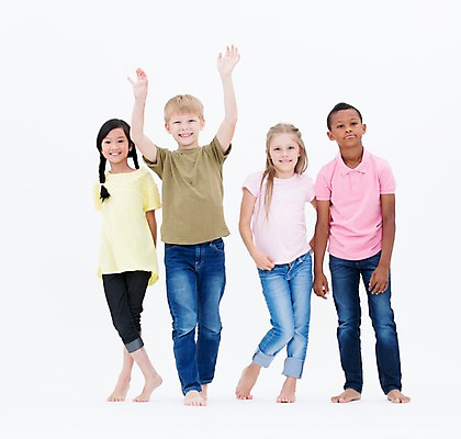 포토 JPG 스튜디오촬영 전신 서양인 여자 남자 어린이라이프 어린이 흑인 실내 서기 웃음 동양인 여러명 앞모습 친구 글로벌 국내포토 외국인 라이프스타일 뷰포인트 다수 관계 모션 표정 사람 인종 내부 파일형식