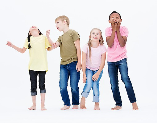 포토 JPG 스튜디오촬영 전신 서양인 여자 남자 어린이라이프 어린이 흑인 실내 표정 서기 동양인 여러명 앞모습 친구 글로벌 국내포토 외국인 라이프스타일 뷰포인트 다수 관계 모션 사람 인종 내부 파일형식