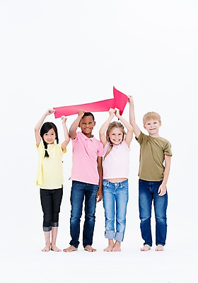 포토 JPG 스튜디오촬영 전신 서양인 여자 남자 화살표 어린이라이프 어린이 흑인 어깨동무 실내 서기 웃음 들기 동양인 소녀 소년 여러명 앞모습 친구 글로벌 어린이만 국내포토 외국인 라이프스타일 뷰포인트 포즈 다수 관계 모션 표정 사람 인종 내부 파일형식