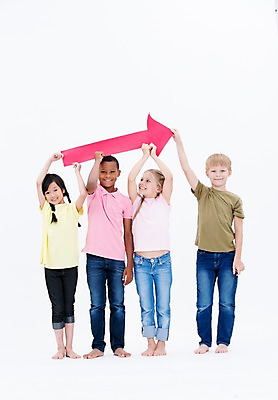 포토 JPG 스튜디오촬영 전신 서양인 여자 남자 화살표 어린이라이프 어린이 흑인 어깨동무 실내 서기 웃음 들기 동양인 소녀 소년 여러명 앞모습 친구 글로벌 어린이만 국내포토 외국인 라이프스타일 뷰포인트 포즈 다수 관계 모션 표정 사람 인종 내부 파일형식