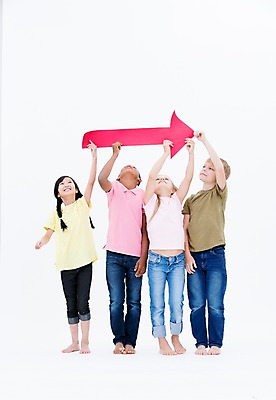 포토 JPG 스튜디오촬영 전신 서양인 여자 남자 화살표 어린이라이프 어린이 흑인 어깨동무 실내 서기 웃음 들기 동양인 소녀 소년 여러명 앞모습 친구 글로벌 올려보기 어린이만 국내포토 외국인 라이프스타일 뷰포인트 포즈 다수 관계 모션 표정 사람 인종 내부 파일형식