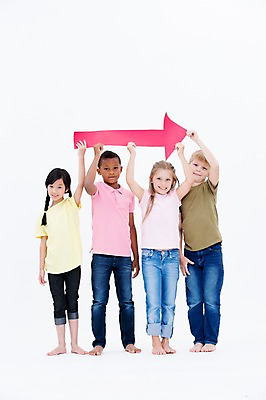 포토 JPG 스튜디오촬영 전신 서양인 여자 남자 화살표 어린이라이프 어린이 흑인 어깨동무 실내 서기 웃음 들기 동양인 소녀 소년 여러명 앞모습 친구 글로벌 어린이만 국내포토 외국인 라이프스타일 뷰포인트 포즈 다수 관계 모션 표정 사람 인종 내부 파일형식