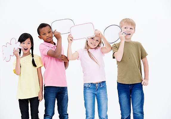 포토 JPG 스튜디오촬영 서양인 여자 남자 어린이라이프 어린이 흑인 말풍선 실내 서기 웃음 들기 동양인 소녀 소년 여러명 친구 글로벌 어린이만 국내포토 외국인 라이프스타일 다수 관계 모션 표정 사람 인종 내부 파일형식