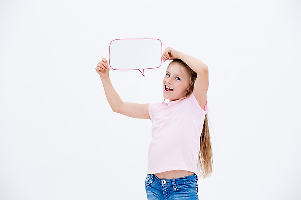 포토 JPG 스튜디오촬영 서양인 여자 어린이라이프 어린이 말풍선 실내 한명 웃음 들기 소녀 상반신 앞모습 소녀한명만 국내포토 외국인 1 라이프스타일 뷰포인트 모션 표정 사람 내부 여자한명만 소녀만 파일형식