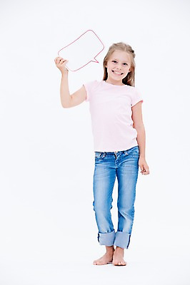 포토 JPG 스튜디오촬영 전신 서양인 여자 어린이라이프 어린이 말풍선 실내 한명 서기 웃음 들기 소녀 앞모습 소녀한명만 국내포토 외국인 1 라이프스타일 뷰포인트 모션 표정 사람 내부 여자한명만 소녀만 파일형식