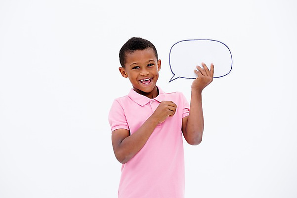 포토 JPG 스튜디오촬영 서양인 남자 어린이라이프 어린이 흑인 말풍선 실내 한명 웃음 들기 소년 상반신 앞모습 소년한명만 국내포토 외국인 1 라이프스타일 뷰포인트 모션 표정 사람 내부 남자한명만 소년만 파일형식