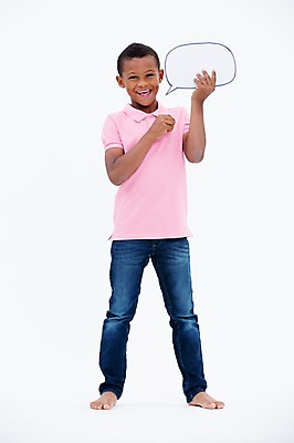 포토 JPG 스튜디오촬영 전신 서양인 남자 어린이라이프 어린이 흑인 말풍선 실내 한명 서기 웃음 들기 소년 앞모습 소년한명만 국내포토 외국인 1 라이프스타일 뷰포인트 모션 표정 사람 내부 남자한명만 소년만 파일형식
