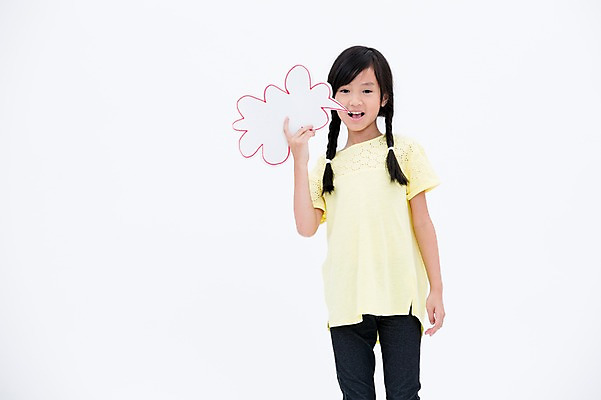 포토 JPG 스튜디오촬영 외국인 여자 어린이라이프 어린이 말풍선 실내 한명 웃음 들기 동양인 소녀 상반신 앞모습 소녀한명만 국내포토 1 라이프스타일 뷰포인트 모션 표정 사람 인종 내부 여자한명만 소녀만 파일형식
