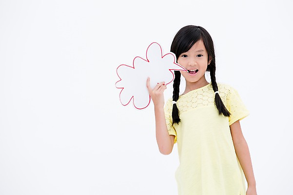 포토 JPG 스튜디오촬영 외국인 여자 어린이라이프 어린이 말풍선 실내 한명 웃음 들기 동양인 소녀 상반신 앞모습 소녀한명만 국내포토 1 라이프스타일 뷰포인트 모션 표정 사람 인종 내부 여자한명만 소녀만 파일형식