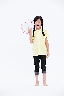 포토 JPG 스튜디오촬영 전신 외국인 여자 어린이라이프 어린이 말풍선 실내 한명 서기 웃음 들기 동양인 소녀 앞모습 소녀한명만 국내포토 1 라이프스타일 뷰포인트 모션 표정 사람 인종 내부 여자한명만 소녀만 파일형식