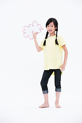 포토 JPG 스튜디오촬영 전신 외국인 여자 어린이라이프 어린이 말풍선 실내 한명 서기 웃음 들기 동양인 소녀 앞모습 소녀한명만 국내포토 1 라이프스타일 뷰포인트 모션 표정 사람 인종 내부 여자한명만 소녀만 파일형식