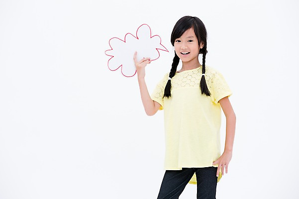 포토 JPG 스튜디오촬영 외국인 여자 어린이라이프 어린이 말풍선 실내 한명 웃음 들기 동양인 소녀 상반신 앞모습 소녀한명만 국내포토 1 라이프스타일 뷰포인트 모션 표정 사람 인종 내부 여자한명만 소녀만 파일형식