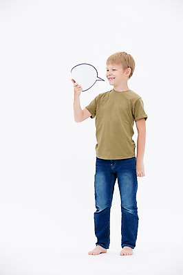 포토 JPG 스튜디오촬영 전신 서양인 남자 어린이라이프 어린이 말풍선 실내 한명 서기 웃음 들기 소년 앞모습 소년한명만 국내포토 외국인 1 라이프스타일 뷰포인트 모션 표정 사람 내부 남자한명만 소년만 파일형식