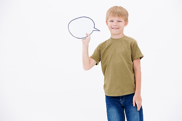 포토 JPG 스튜디오촬영 서양인 남자 어린이라이프 어린이 말풍선 실내 한명 서기 웃음 들기 소년 상반신 앞모습 소년한명만 국내포토 외국인 1 라이프스타일 뷰포인트 모션 표정 사람 내부 남자한명만 소년만 파일형식