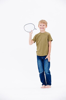 포토 JPG 스튜디오촬영 전신 서양인 남자 어린이라이프 어린이 말풍선 실내 한명 서기 웃음 들기 소년 앞모습 소년한명만 국내포토 외국인 1 라이프스타일 뷰포인트 모션 표정 사람 내부 남자한명만 소년만 파일형식