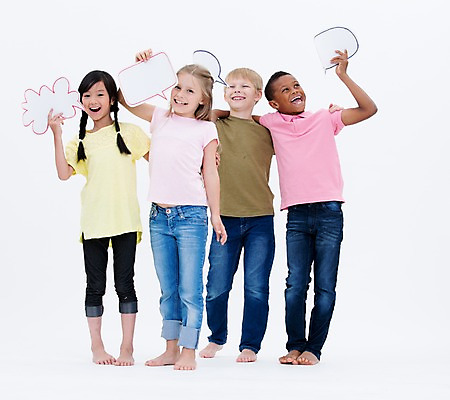 포토 JPG 스튜디오촬영 전신 서양인 여자 남자 어린이라이프 어린이 흑인 말풍선 어깨동무 실내 서기 웃음 들기 동양인 소녀 소년 여러명 앞모습 친구 글로벌 어린이만 국내포토 외국인 라이프스타일 뷰포인트 포즈 다수 관계 모션 표정 사람 인종 내부 파일형식