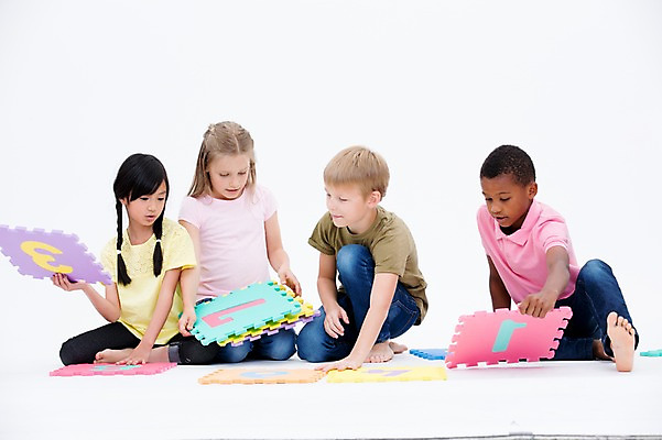 포토 JPG 스튜디오촬영 전신 서양인 여자 교육 남자 어린이라이프 어린이 흑인 실내 앉기 동양인 여러명 앞모습 친구 글로벌 숫자 숫자카드 국내포토 외국인 문자 라이프스타일 뷰포인트 다수 관계 모션 사람 인종 내부 트럼프 파일형식