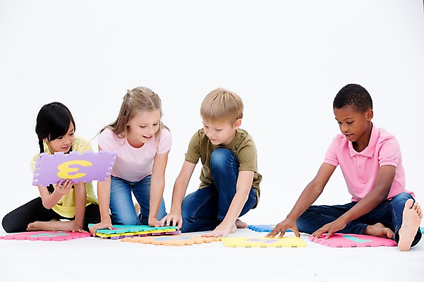 포토 JPG 스튜디오촬영 전신 서양인 여자 교육 남자 어린이라이프 어린이 흑인 실내 앉기 동양인 여러명 앞모습 친구 글로벌 숫자 숫자카드 국내포토 외국인 문자 라이프스타일 뷰포인트 다수 관계 모션 사람 인종 내부 트럼프 파일형식