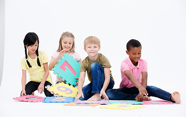 포토 JPG 스튜디오촬영 전신 서양인 여자 교육 남자 어린이라이프 어린이 흑인 실내 웃음 앉기 동양인 여러명 앞모습 친구 글로벌 숫자 숫자카드 국내포토 외국인 문자 라이프스타일 뷰포인트 다수 관계 모션 표정 사람 인종 내부 트럼프 파일형식