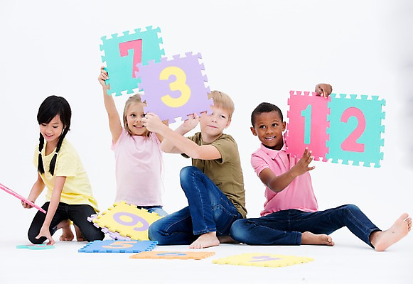 포토 JPG 스튜디오촬영 전신 서양인 여자 교육 남자 어린이라이프 어린이 흑인 실내 웃음 들기 앉기 동양인 여러명 앞모습 친구 글로벌 숫자 숫자카드 국내포토 외국인 문자 라이프스타일 뷰포인트 다수 관계 모션 표정 사람 인종 내부 트럼프 파일형식