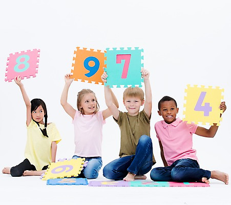 포토 JPG 스튜디오촬영 전신 서양인 여자 교육 남자 어린이라이프 어린이 흑인 실내 웃음 들기 앉기 동양인 여러명 앞모습 친구 글로벌 숫자 숫자카드 국내포토 외국인 문자 라이프스타일 뷰포인트 다수 관계 모션 표정 사람 인종 내부 트럼프 파일형식