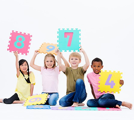 포토 JPG 스튜디오촬영 전신 서양인 여자 교육 남자 어린이라이프 어린이 흑인 실내 웃음 들기 앉기 동양인 여러명 앞모습 친구 글로벌 숫자 숫자카드 국내포토 외국인 문자 라이프스타일 뷰포인트 다수 관계 모션 표정 사람 인종 내부 트럼프 파일형식