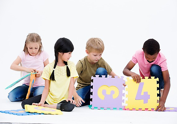 포토 JPG 스튜디오촬영 전신 서양인 여자 교육 남자 어린이라이프 어린이 흑인 실내 앉기 동양인 여러명 앞모습 친구 글로벌 숫자 숫자카드 국내포토 외국인 문자 라이프스타일 뷰포인트 다수 관계 모션 사람 인종 내부 트럼프 파일형식