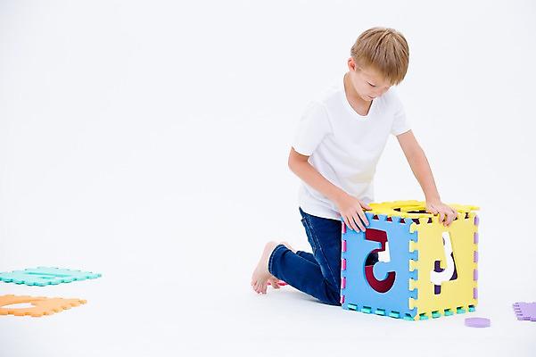 포토 JPG 스튜디오촬영 전신 서양인 교육 남자 어린이라이프 어린이 실내 한명 앉기 앞모습 숫자 숫자카드 국내포토 외국인 문자 1 라이프스타일 뷰포인트 모션 사람 내부 트럼프 파일형식