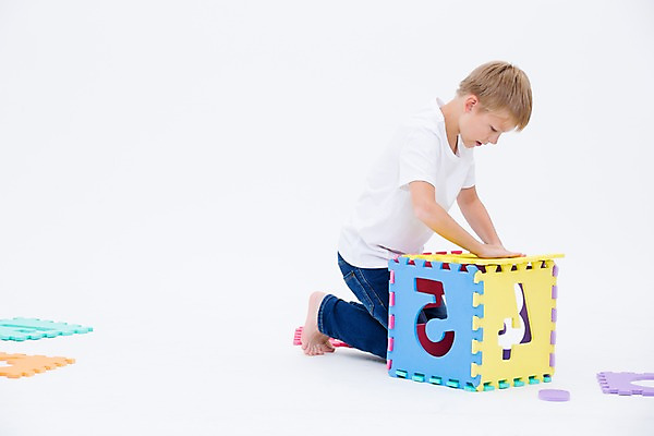 포토 JPG 스튜디오촬영 전신 서양인 교육 남자 어린이라이프 어린이 실내 한명 앉기 앞모습 숫자 숫자카드 국내포토 외국인 문자 1 라이프스타일 뷰포인트 모션 사람 내부 트럼프 파일형식